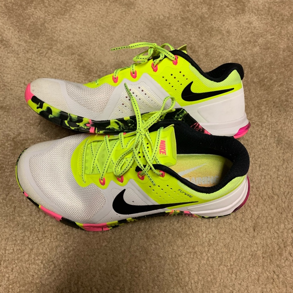 Nike Metcon 2: pink and yellow volt